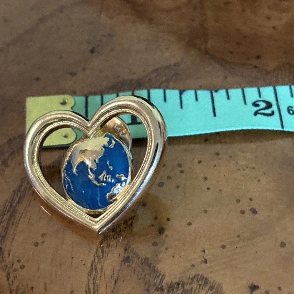 Vintage Planet Earth Globe Heart Pin Brooch – Openwork Gold Tone Metal - Picture 2 of 3
